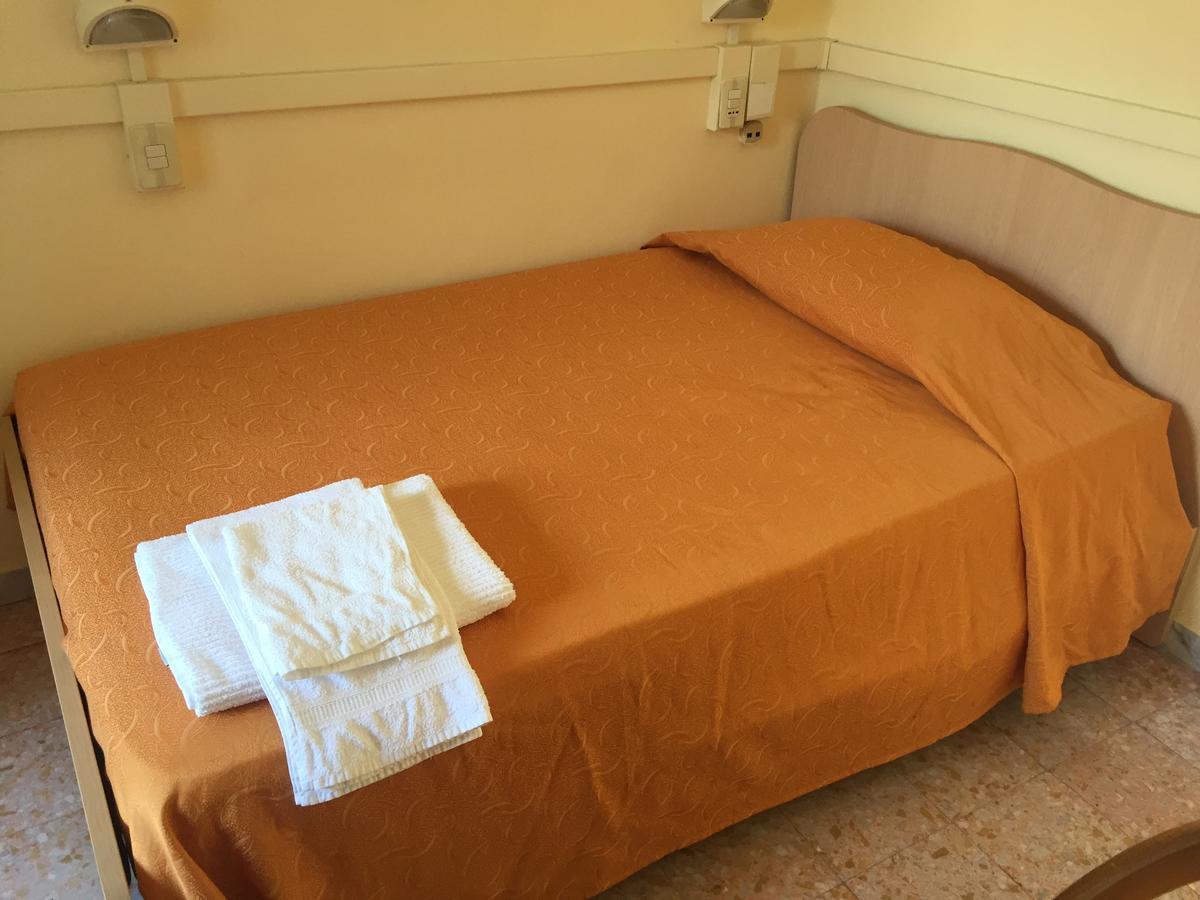 Hotel Il Castello Паола Экстерьер фото