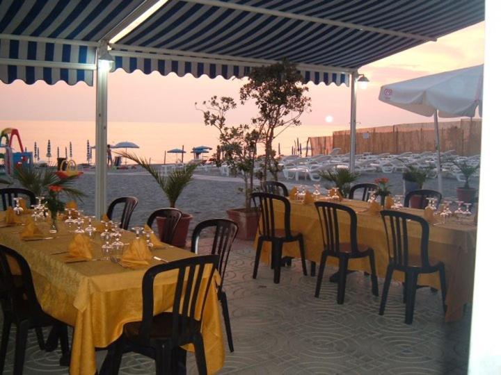 Hotel Il Castello Паола Экстерьер фото